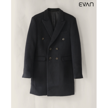  Enduring Elegance: Men's Refined Double-Breasted Coat