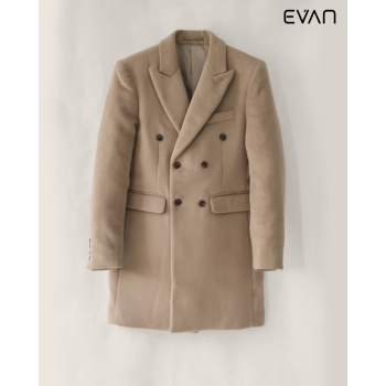  Enduring Elegance: Men's Refined Double-Breasted Coat